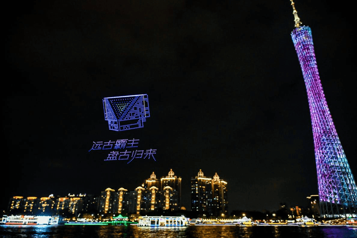 广州塔惊现“宇宙飞船”,《星际猎人》在2026星灯节整了个大活